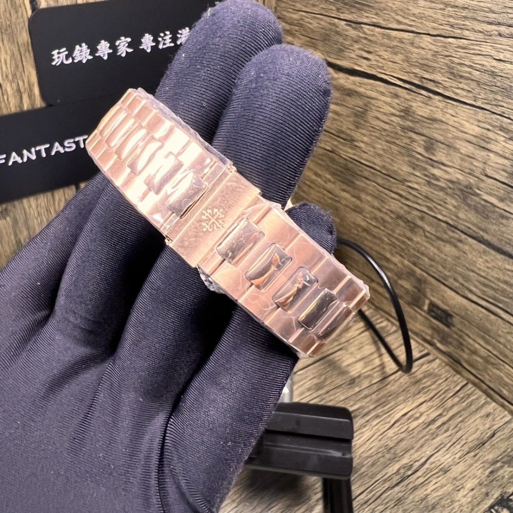 “2024 PPF新版 - 百達翡麗鸚鵡螺5711/1R-001 V4，男士玫瑰金機械錶”