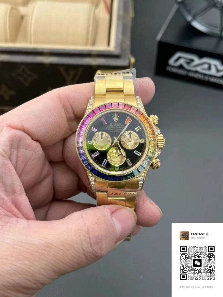 配重彩虹迪通拿，重量220多克，丹东4130机芯，sw代用盘针，独家平面切割彩宝圈口，莫桑钻， deep玻璃。配重工艺提升了很多，打磨，电镀，耐用度都有所提升。