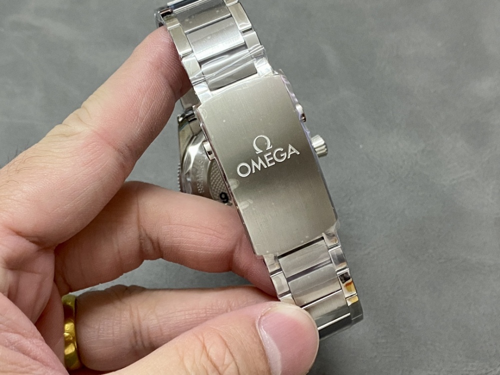 "高仿VS歐米茄復古海馬300米藍色版——融合007魅力與經典潛水表特色"