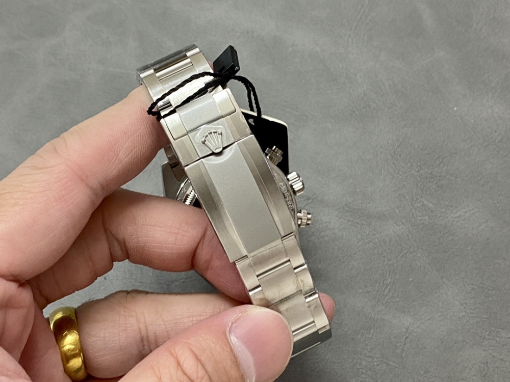 "高仿ADG劳力士全新定制藍色迪通拿「Scona」—絕美藍色調潮流精品"