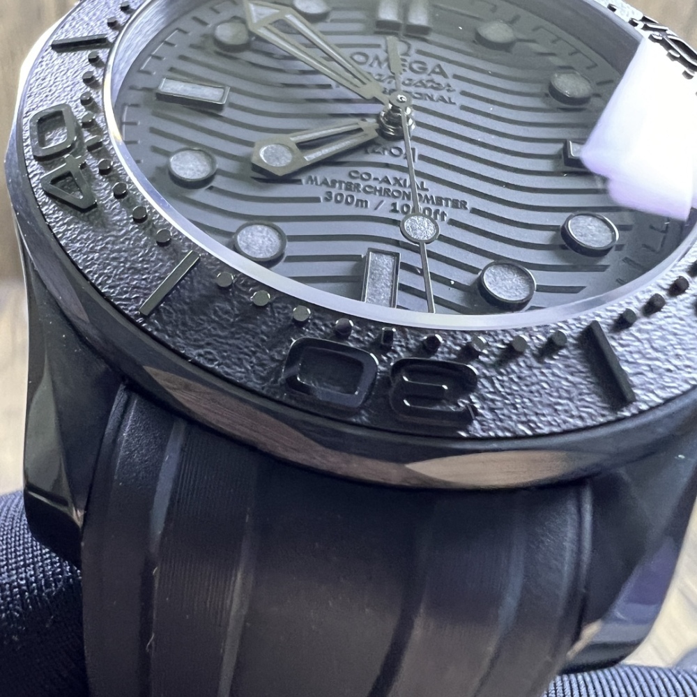 全新VS製造Omega海馬300墨黑版 — 經典與創新的結合