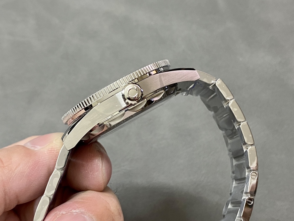 "高仿VS歐米茄海馬300黑面新款——經典復古風格與現代技術的結合"