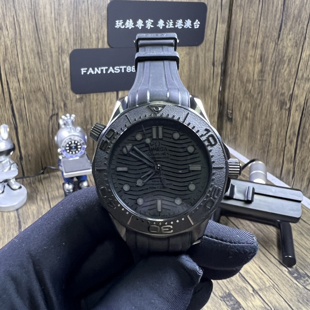 全新VS製造Omega海馬300墨黑版 — 經典與創新的結合