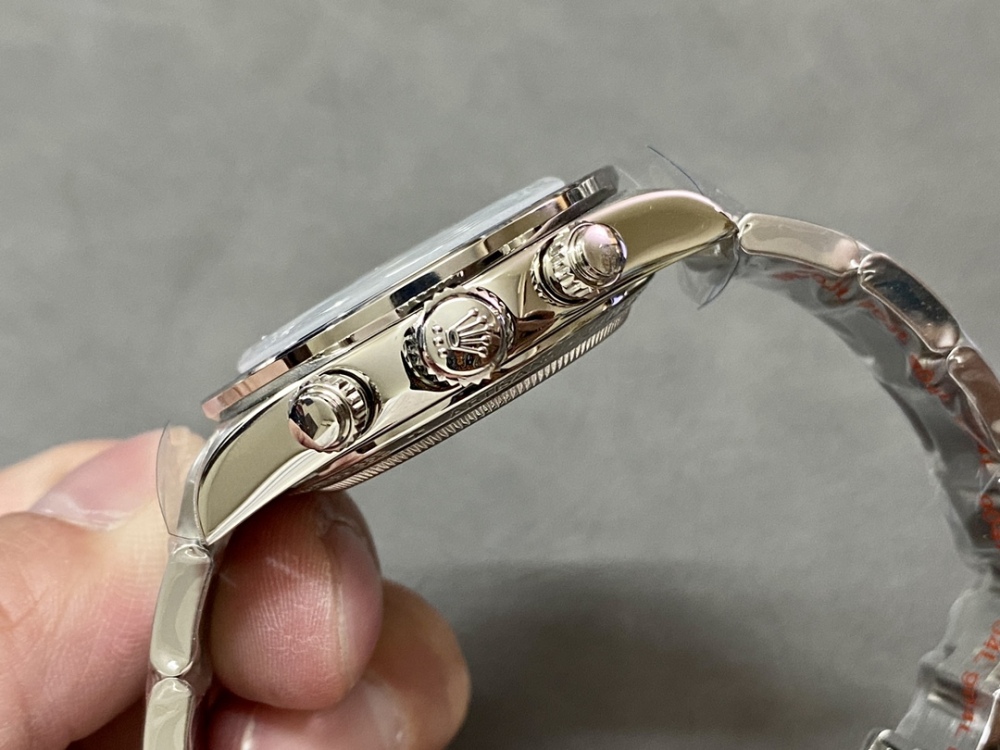 "高仿ADG劳力士全新定制藍色迪通拿「Scona」—絕美藍色調潮流精品"