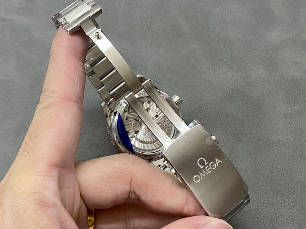 "高仿VS歐米茄海馬300黑面新款——經典復古風格與現代技術的結合"