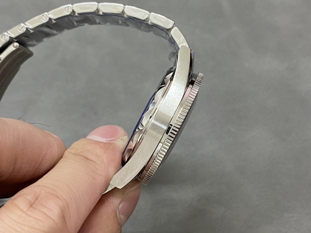 "高仿VS歐米茄海馬300黑面新款——經典復古風格與現代技術的結合"