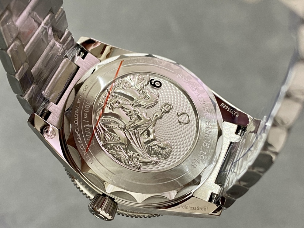 "高仿VS歐米茄復古海馬300米藍色版——融合007魅力與經典潛水表特色"