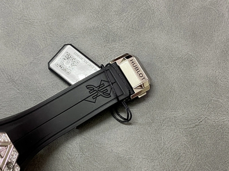 高仿HUBLOT宇舶 Big Bang Sang Bleu III 刺青三代藍寶石鏤空計時腕表