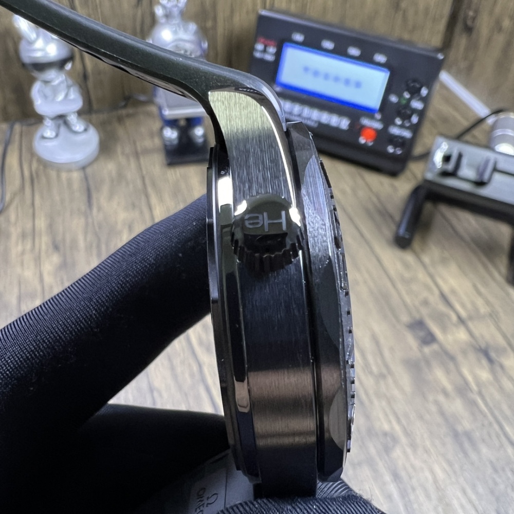 全新VS製造Omega海馬300墨黑版 — 經典與創新的結合