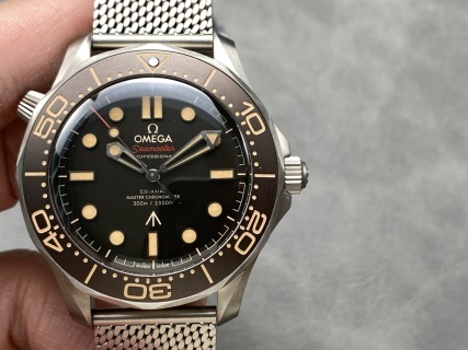 VS 2024年终爆款！欧米茄 无暇赴死 007 升级全新钛网带腕表，37.3克超轻钛金属，原版工艺