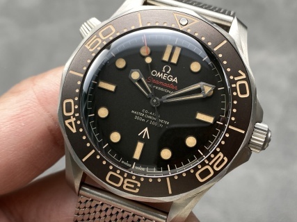 VS 2024年终爆款！欧米茄 无暇赴死 007 升级全新钛网带腕表，37.3克超轻钛金属，原版工艺