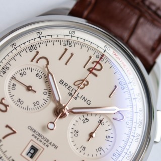 璞雅B01计时腕表42，百年灵自制机芯与经典设计的完美结合