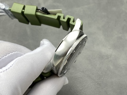 VS 沛纳海 PAM1226 44mm腕表，白色表盘绿色表带，P9010机芯，潜行系列户外经典