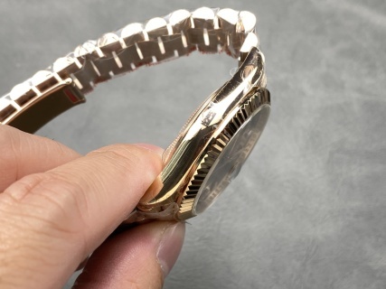 頂級高仿星期日曆型DAY-DATE 40系列足重復刻腕錶