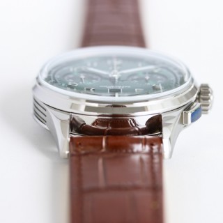 璞雅B01计时腕表42，百年灵自制机芯与经典设计的完美结合