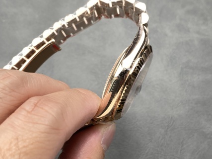 頂級高仿星期日曆型DAY-DATE 40系列足重復刻奢華腕錶