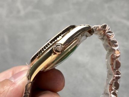 頂級高仿星期日曆型DAY-DATE 40系列足重復刻腕錶