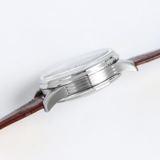 璞雅B01计时腕表42，百年灵自制机芯与经典设计的完美结合