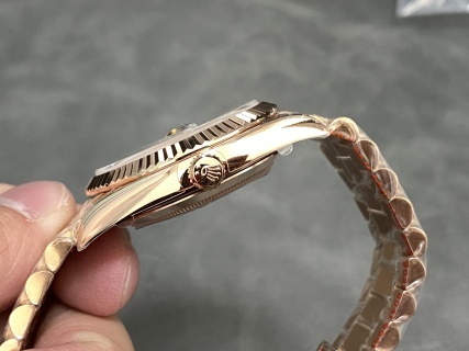 JVS 配重 劳力士 星期日志型40mm腕表，搭载2836机芯，经典设计与精准机芯的完美融合