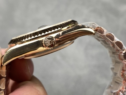 頂級復刻星期日曆型DAY-DATE40足重版豪華機械腕錶