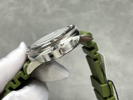 VS 沛纳海 PAM1226 44mm腕表，白色表盘绿色表带，P9010机芯，潜行系列户外经典