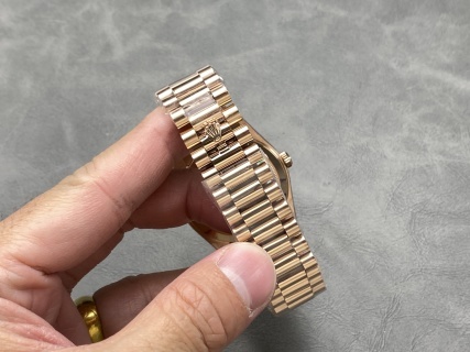 頂級高仿星期日曆型DAY-DATE 40系列足重復刻奢華腕錶