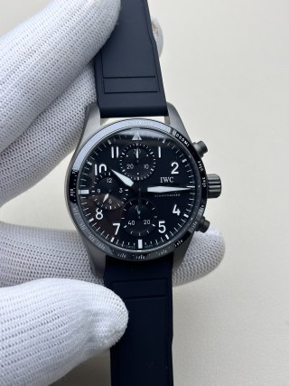 BLS市場首發｜41mm萬國飛行員腕表，原版快拆系統三表帶配置