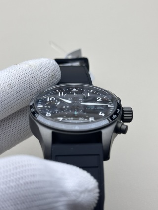 BLS市場首發｜41mm萬國飛行員腕表，原版快拆系統三表帶配置