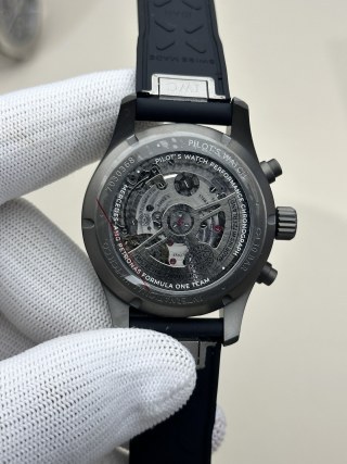 BLS市場首發｜41mm萬國飛行員腕表，原版快拆系統三表帶配置