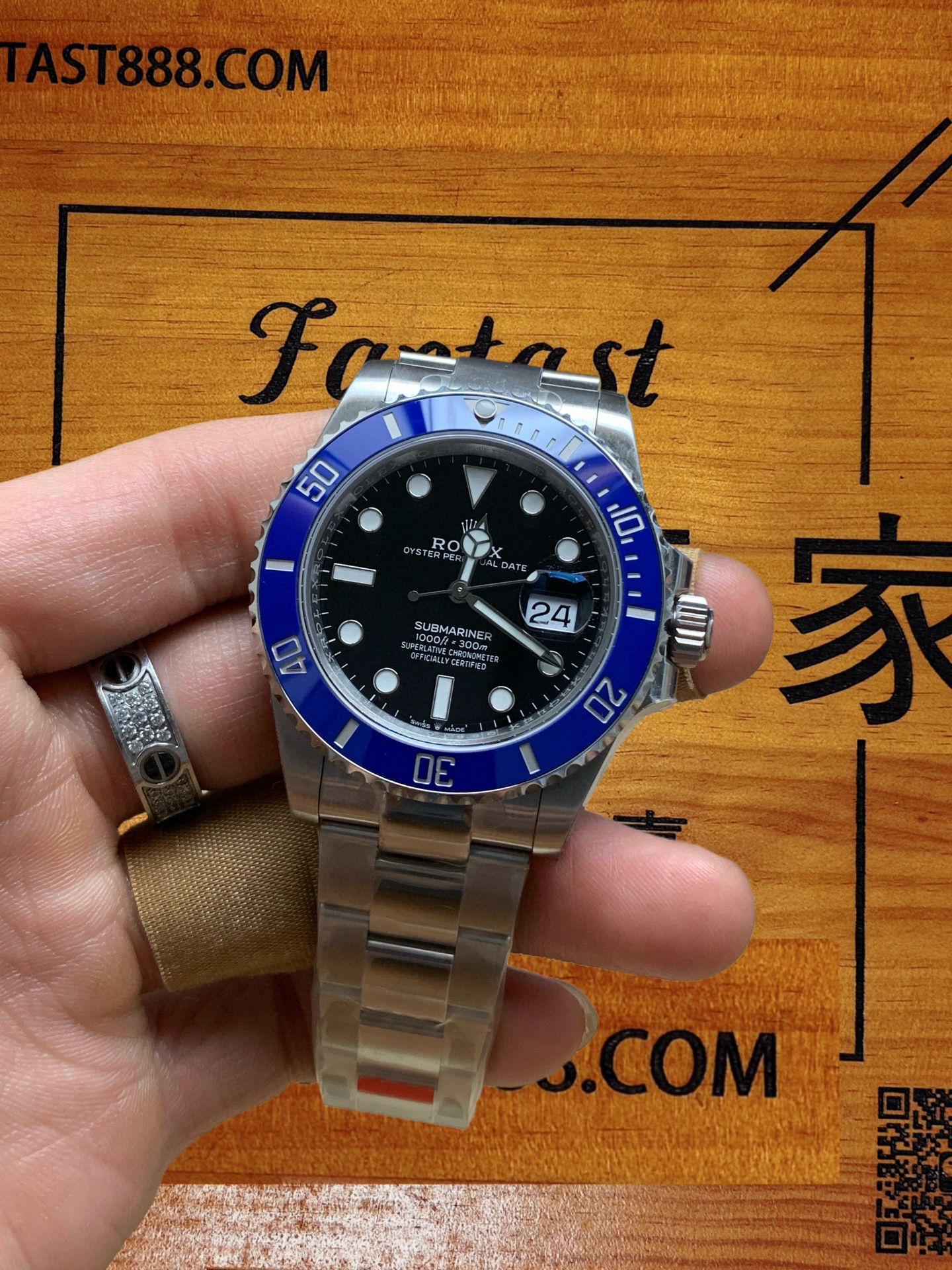 VS廠藍水鬼手握佩戴效果實拍 - 藍色陶瓷圈與鑽戒搭配展示 - FANTAST888.COM