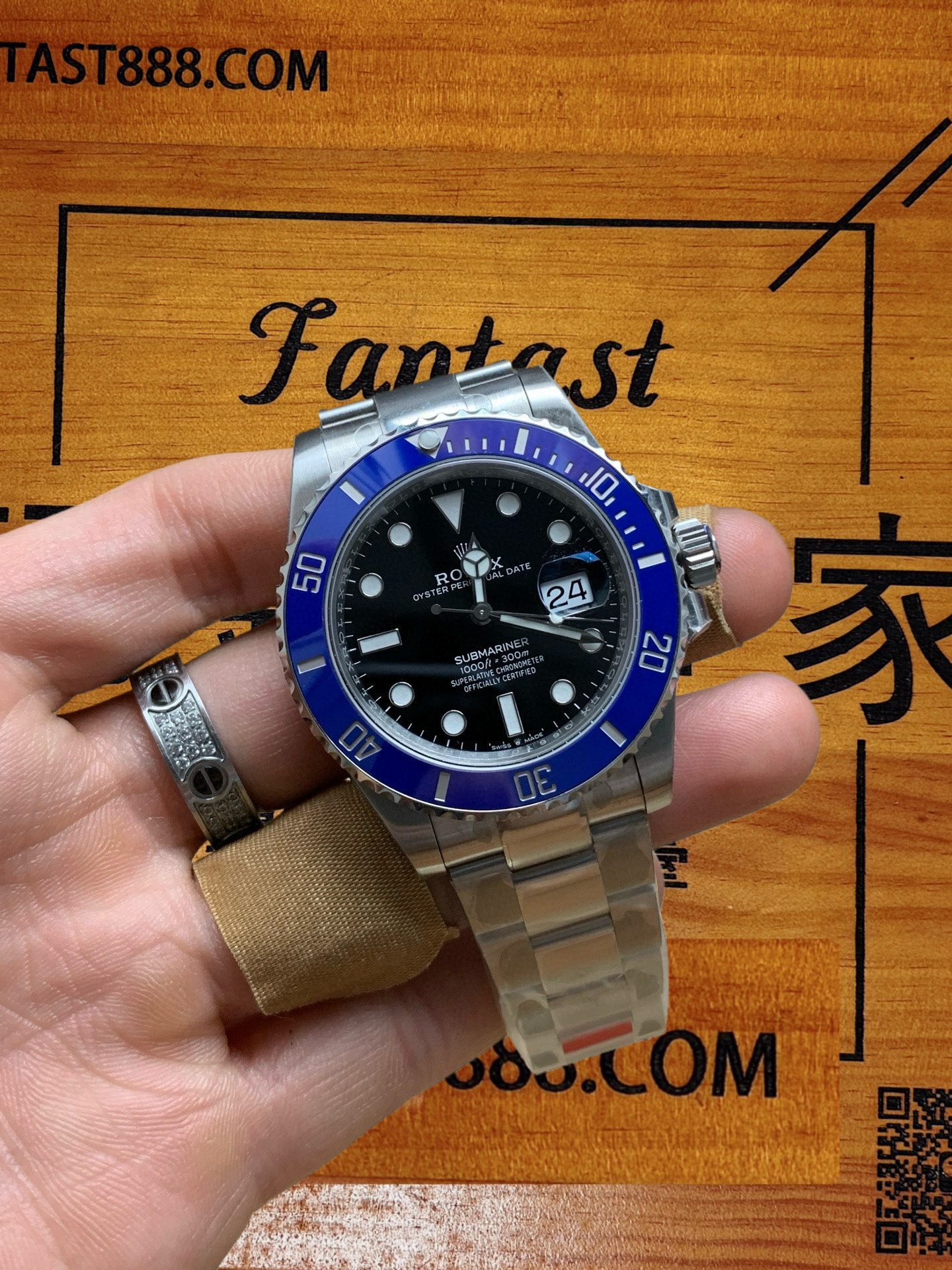 VS廠藍水鬼126619LB 手腕佩戴實拍圖 - 日期窗口特寫顯示24號 - FANTAST888.COM