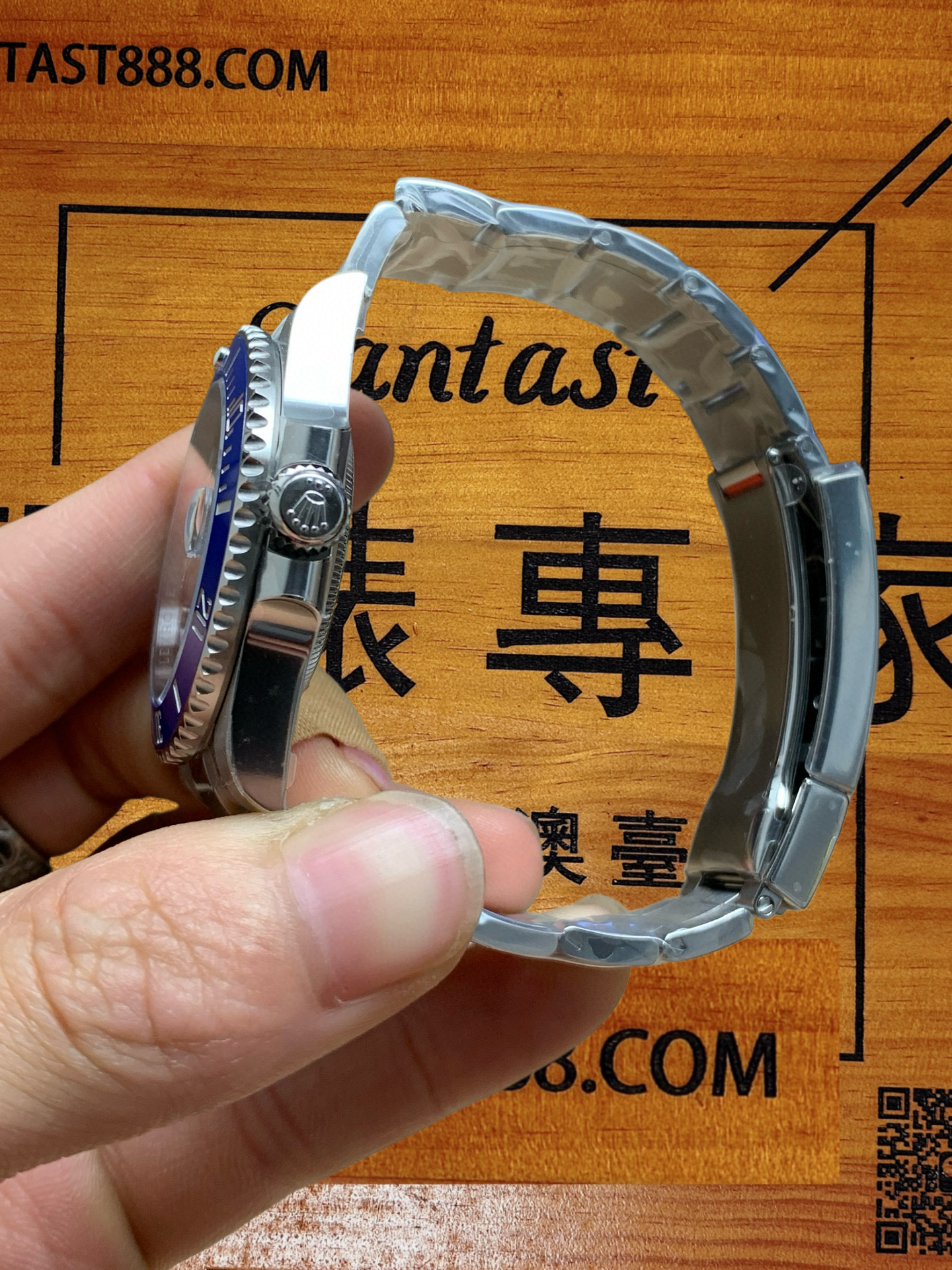 VS廠勞力士藍水鬼側面厚度與錶冠細節 - 904鋼材質與皇冠標誌特寫 - FANTAST888.COM