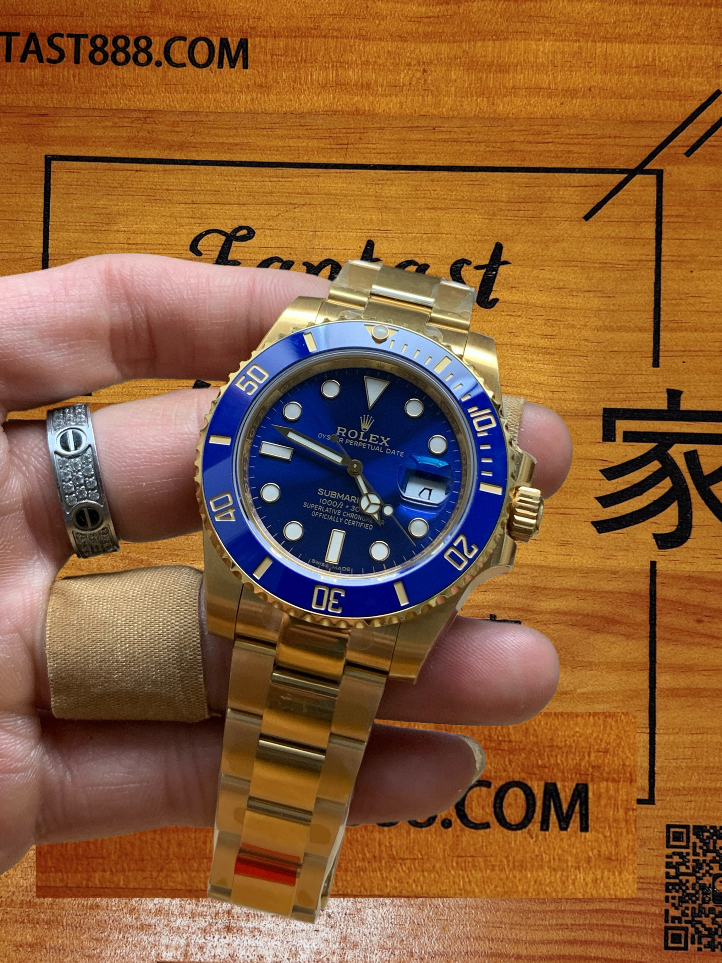 VS廠金藍水鬼手握佩戴效果實拍 - 黃金錶帶與鑽戒搭配展示 - FANTAST888.COM
