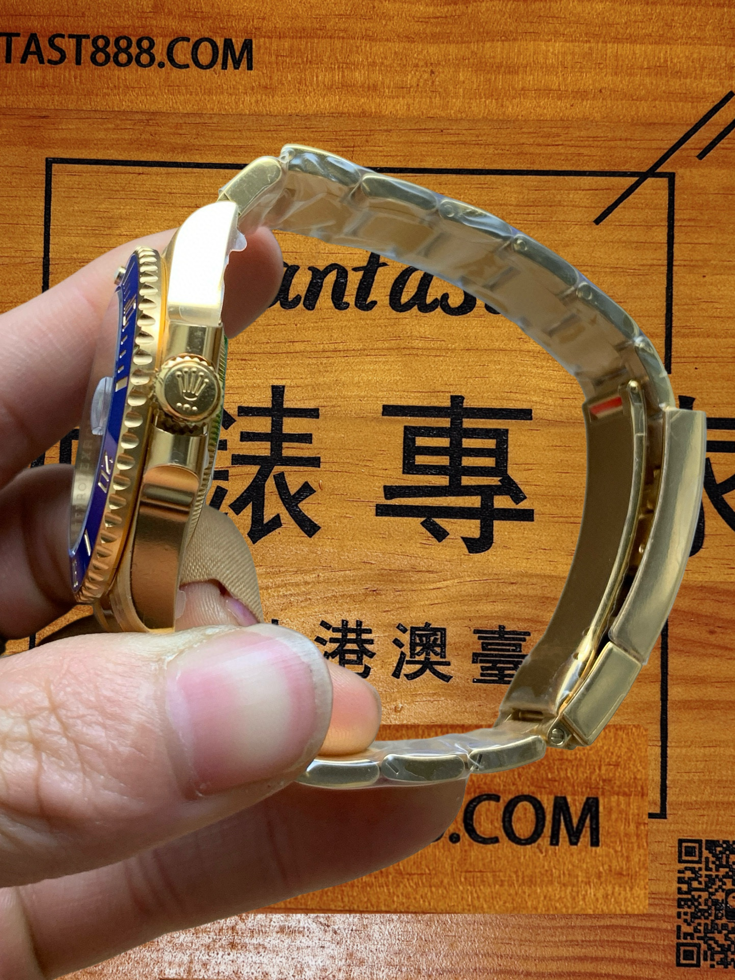 VS廠金藍水鬼126618LN 手腕佩戴實拍 - 藍色面盤與日期窗口特寫 - FANTAST888.COM