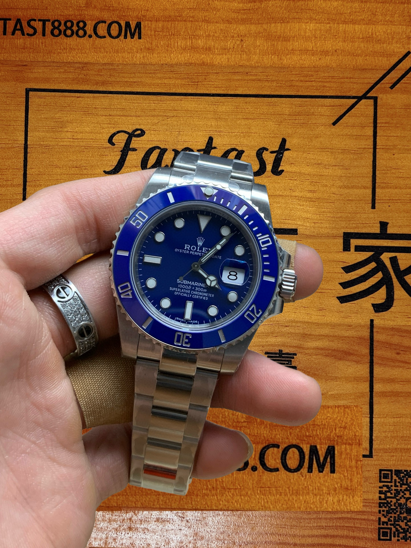 VS廠藍水鬼側面手握佩戴效果實拍 - 藍色陶瓷圈與戒指搭配展示 - FANTAST888.COM