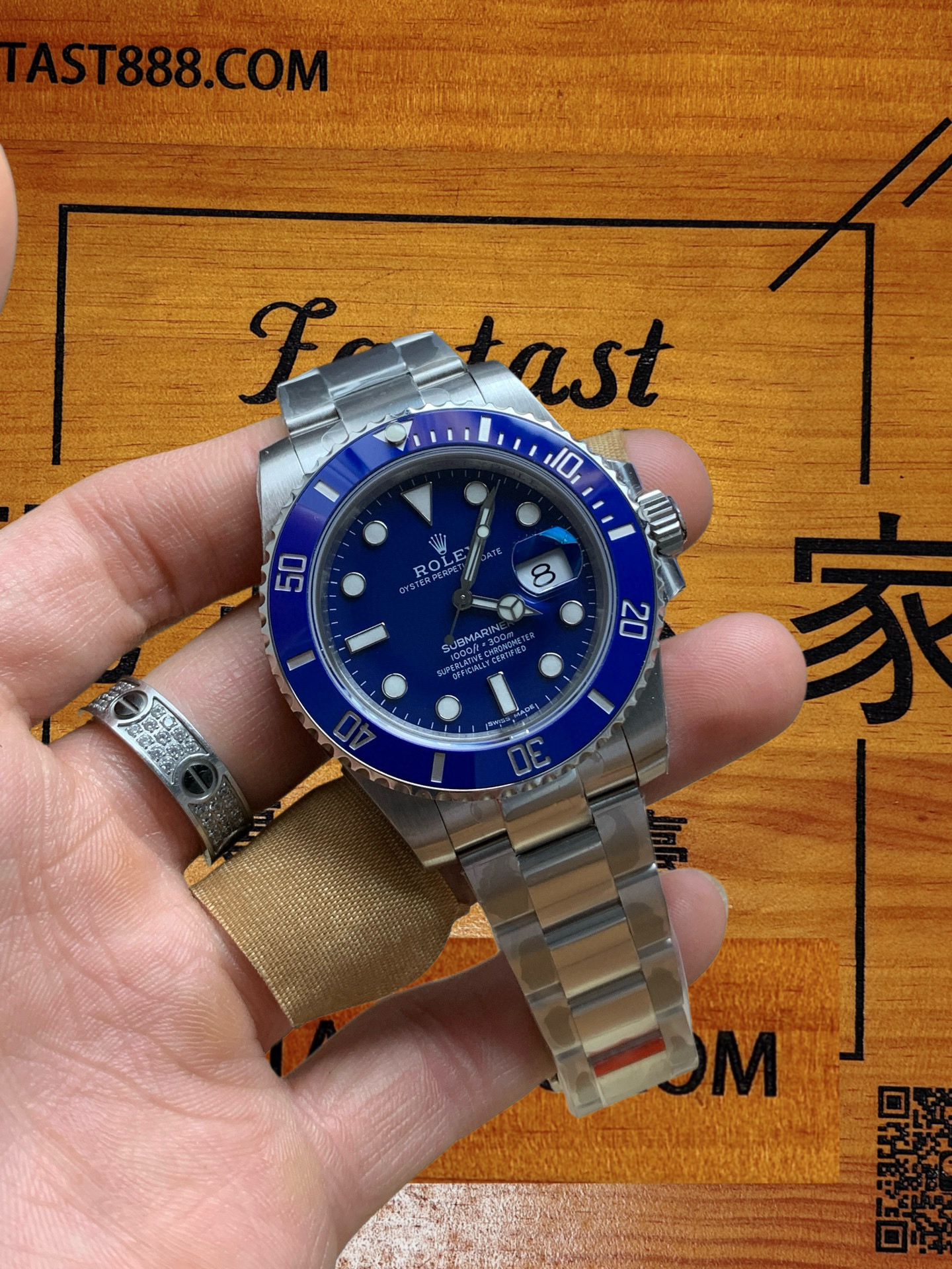 VS廠藍水鬼116619LB 正面手握實拍 - 藍色面盤與日期窗口特寫 - FANTAST888.COM