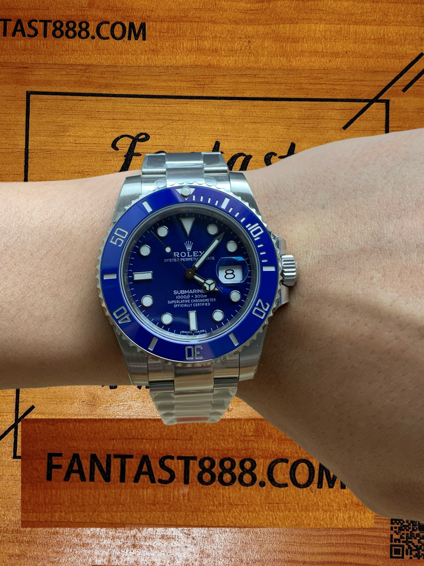 VS廠潛航者型藍水鬼116619LB 手腕佩戴實拍 - 藍色陶瓷圈實拍效果 - FANTAST888.COM