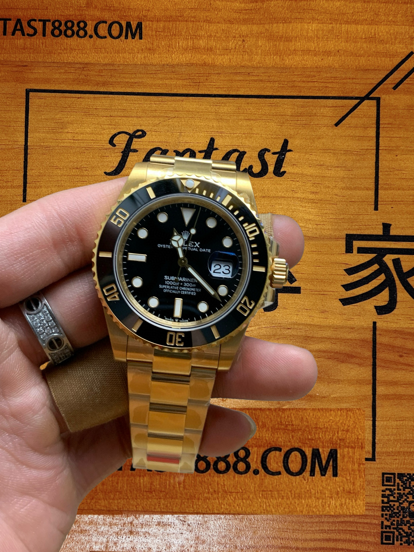VS廠黑水鬼手握佩戴效果 - 黃金錶身與戒指搭配 - FANTAST888.COM