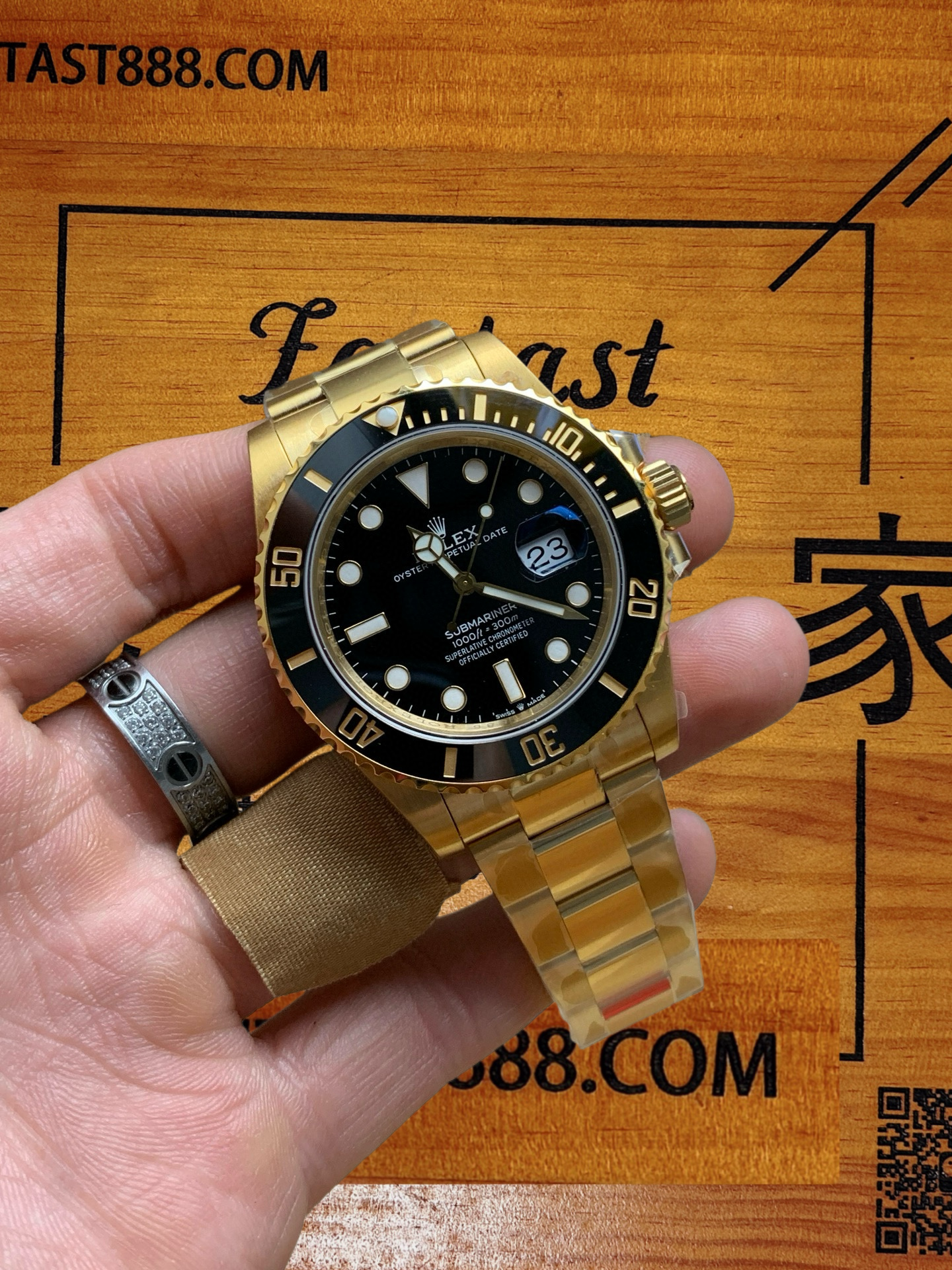 VS廠126618LN 手腕佩戴實拍 - 黑色面盤日期窗口特寫 - FANTAST888.COM