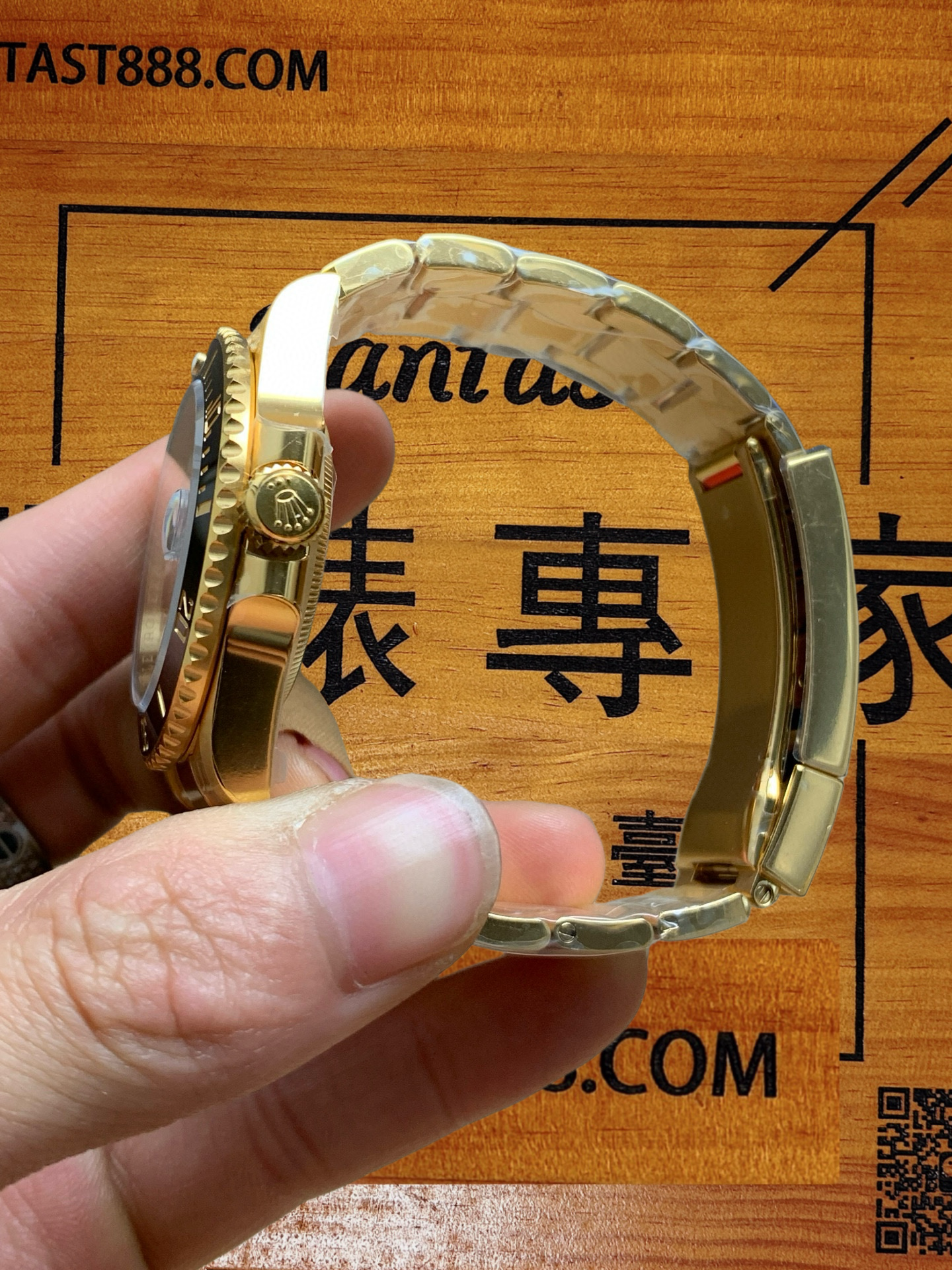 VS廠蠔式錶帶節特寫 - 皇冠標誌與750黃金印記 - FANTAST888.COM
