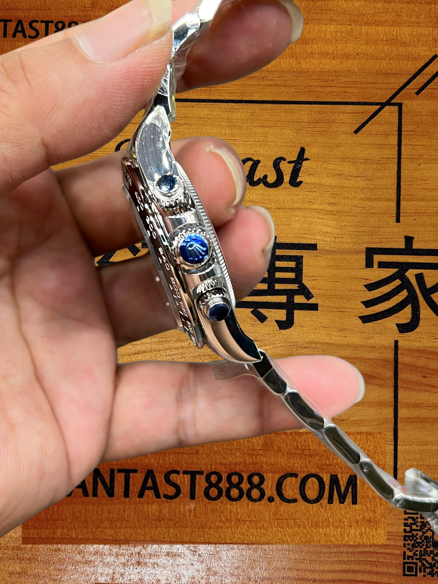 VS廠迪通拿錶冠與計時按鈕 - 藍色陶瓷頭特寫 - FANTAST888.COM