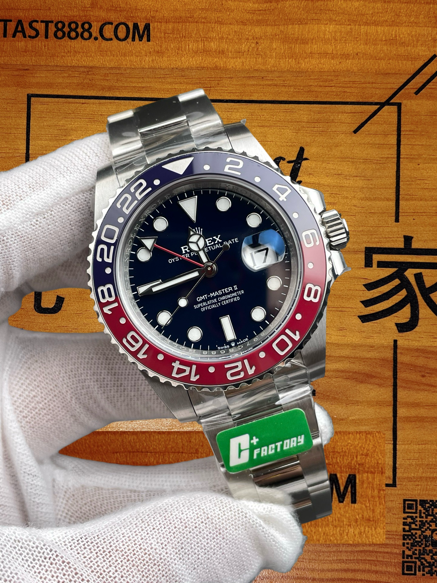 C+廠勞力士GMT-Master II可樂圈復刻腕錶正面展示，黑色錶盤配白色時標，綠色C+ FACTORY標籤清晰可見，背景為木紋並印有FANTAST888.COM網址。