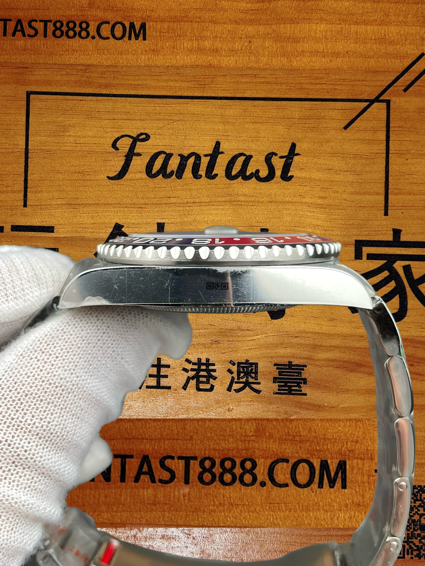 C+廠勞力士GMT-Master II可樂圈復刻腕錶正面展示，黑色錶盤配白色時標，綠色C+ FACTORY標籤清晰可見，背景為木紋並印有FANTAST888.COM網址。