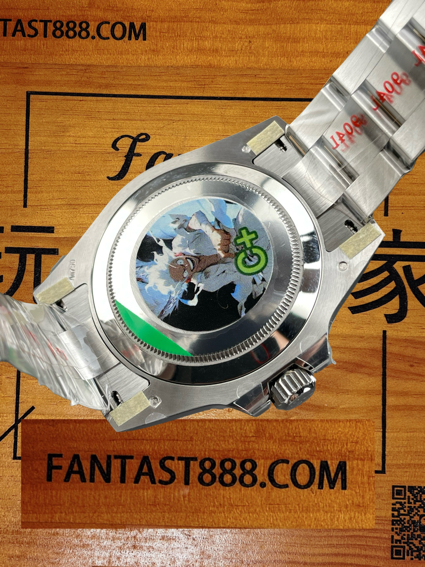 C+廠定制版勞力士腕錶底蓋特寫，底蓋飾有動漫風格圖案，錶帶貼有編號膠帶，背景木紋印有FANTAST888.COM字樣。
