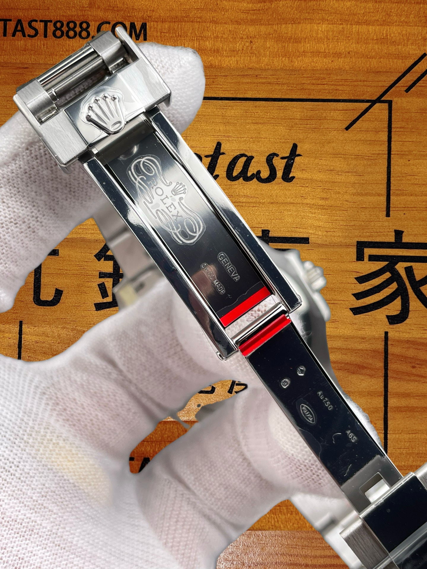 勞力士復刻腕錶錶扣極致特寫，展示皇冠Logo、GENEVA SWISS MADE刻字及Au750標記，木質背景印有FANTAST888.COM。