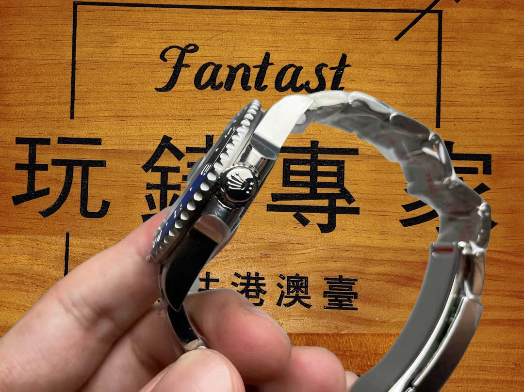 勞力士格林尼治型II藍黑陶瓷圈口特寫 色彩分明 刻度精緻