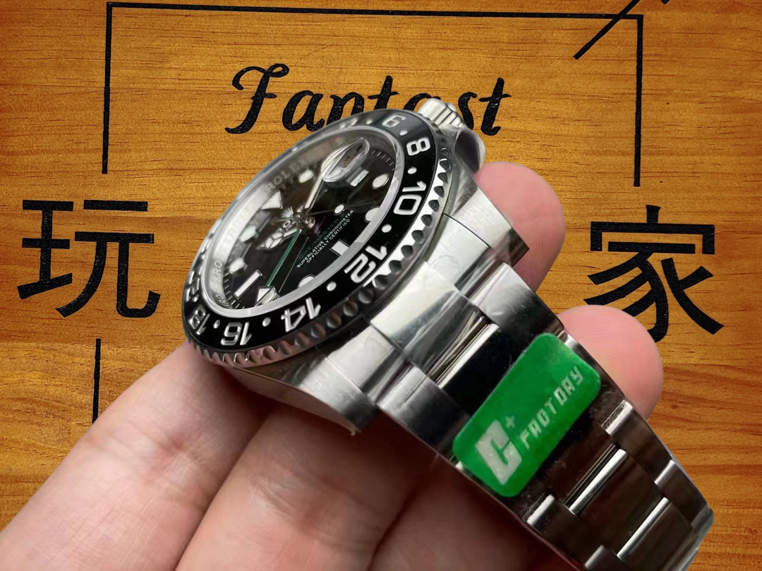 C+厂格林尼治型II黑色表盘与冰宝蓝夜光刻度特写 - 克隆3186机芯