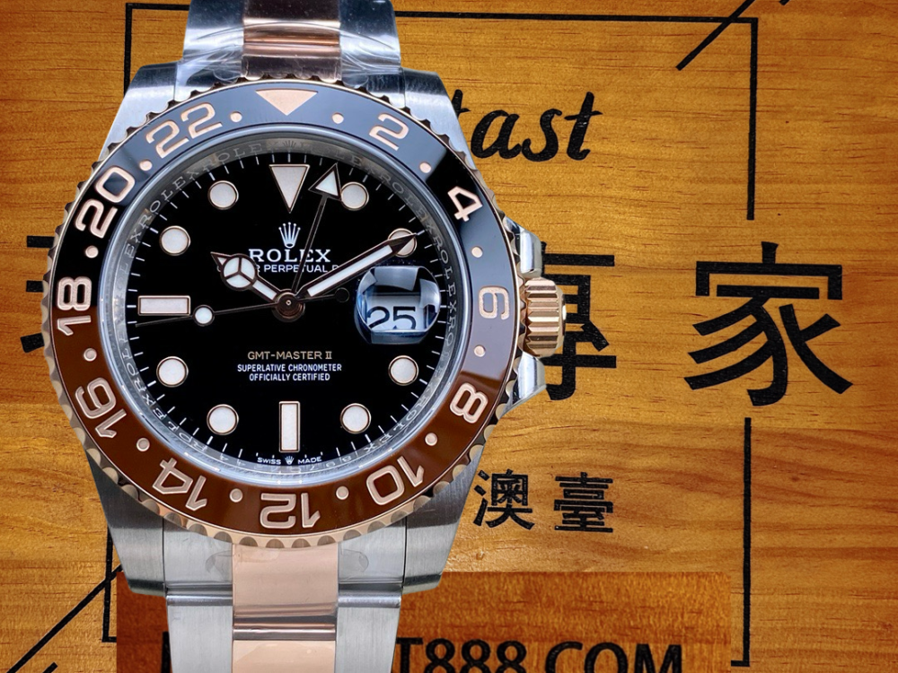 C+廠沙士圈復刻腕錶實拍，玫瑰金錶殼與黑紅圈口，背景FANTAST888.COM