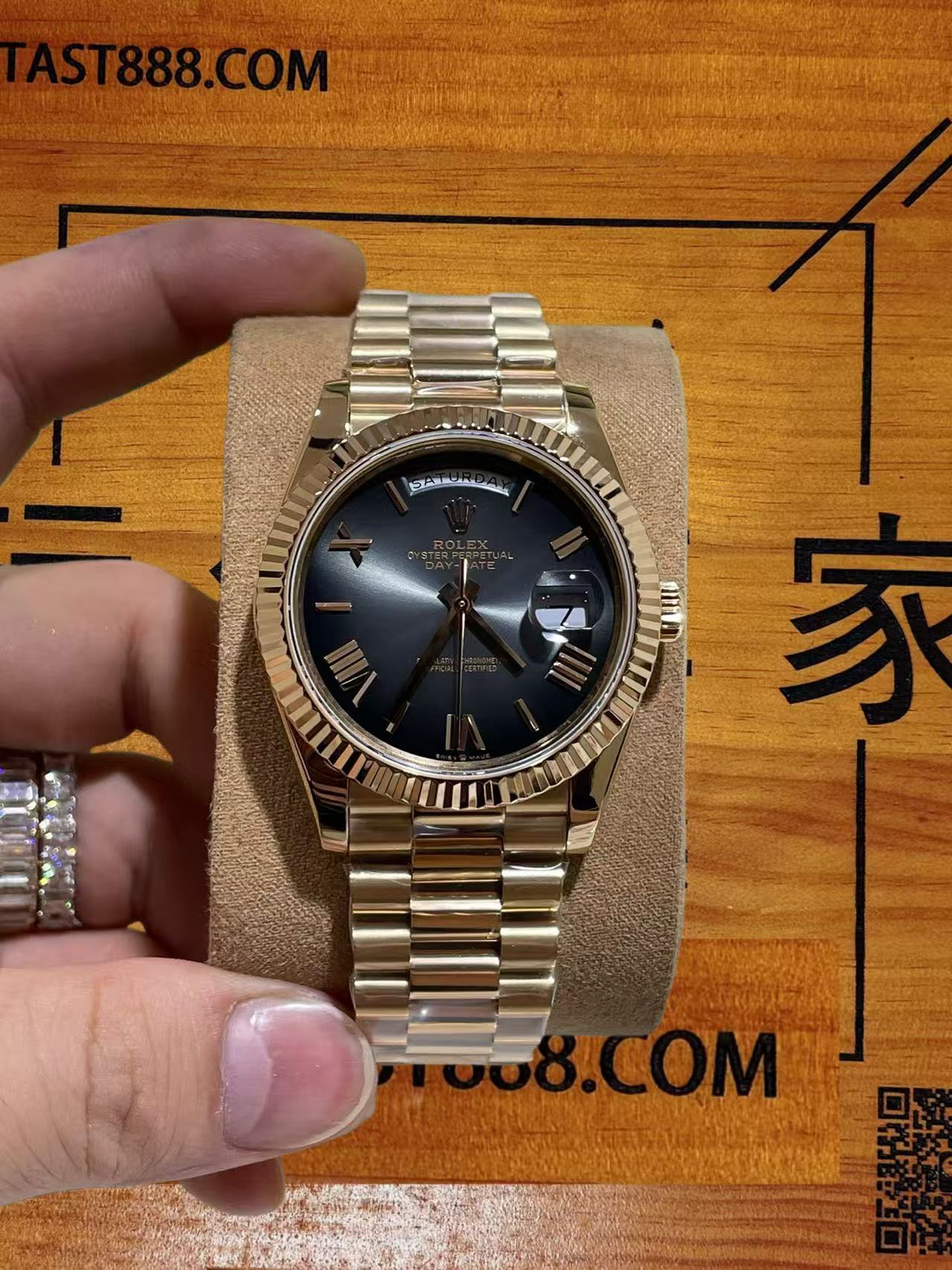 18K包金配重版星期日曆型DD腕錶整體展示-至尊客定