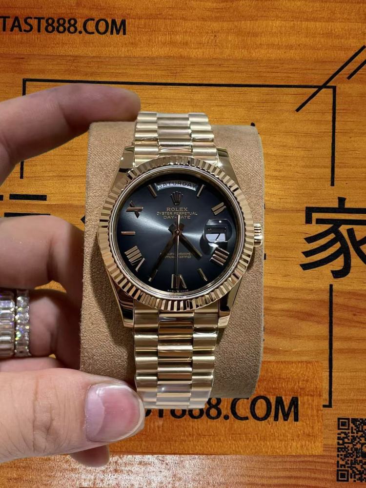 18K包金配重版星期日曆型DD腕錶整體展示-至尊客定